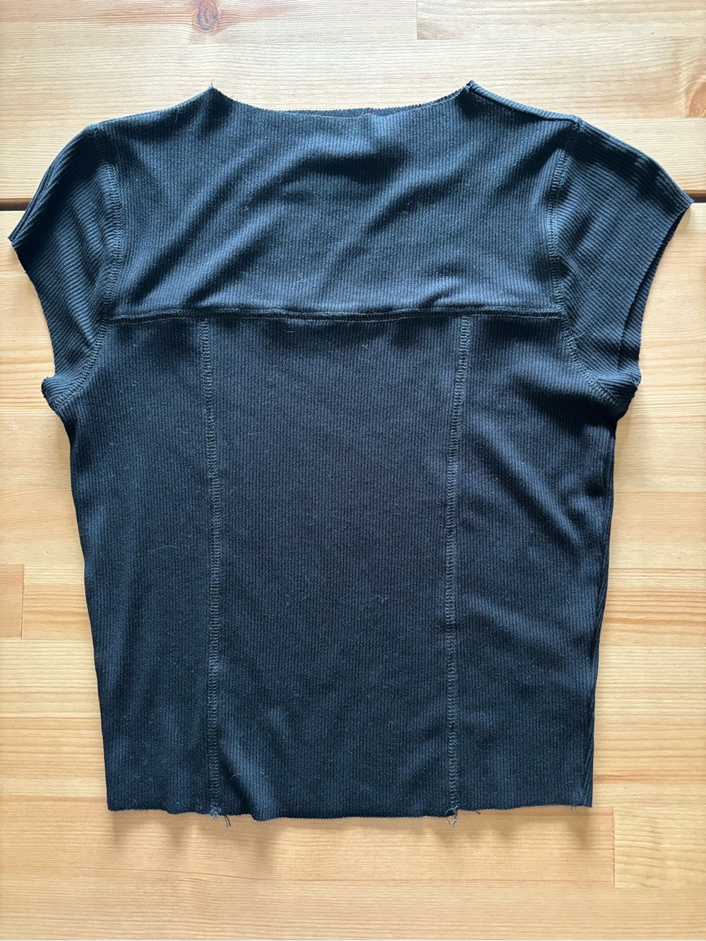 Mod Ref Black Ribbed Top - Picture 2 of 5